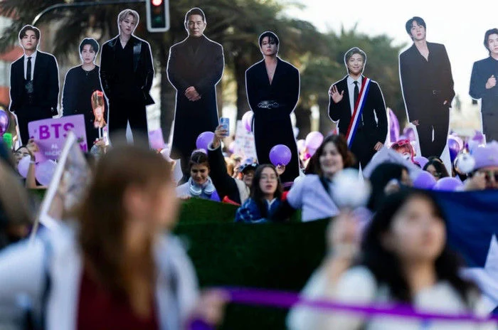 Fãs do BTS protestam em Santiago após shows serem cancelados