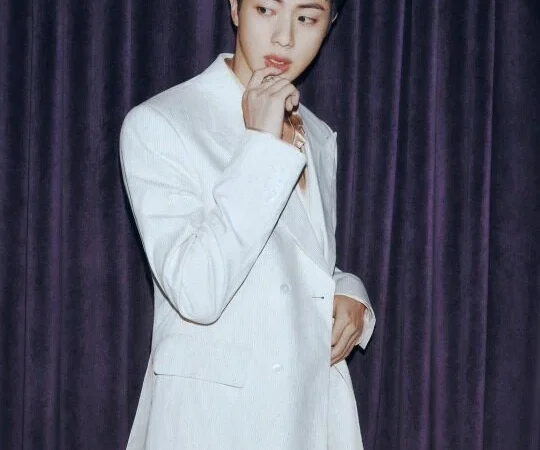 Jungkook do BTS gera preocupação em show após mostrar sinais de desconforto