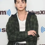 Jungkook do BTS surpreende fãs com gesto de dedo médio icônico em show