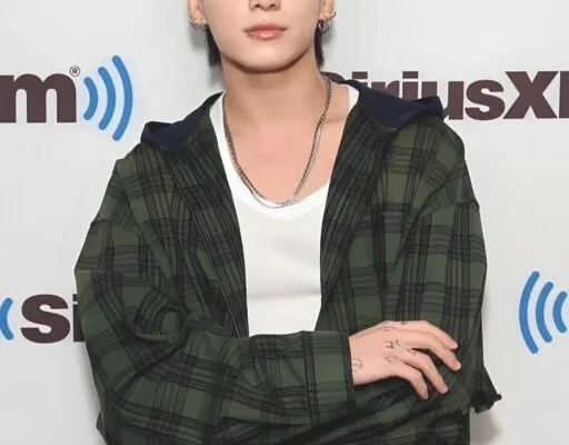 Jungkook do BTS surpreende fãs com gesto de dedo médio icônico em show