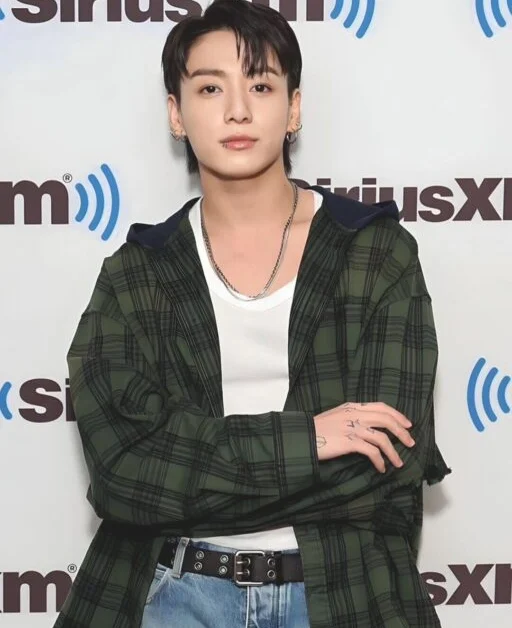 Jungkook do BTS surpreende fãs com gesto de dedo médio icônico em show