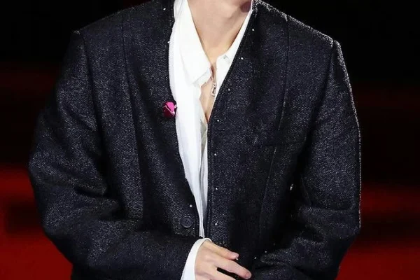 Caso de assédio contra Jin do BTS é adiado por falta da acusada