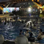 Piscinas do rio Han atraem multidões nas noites de verão