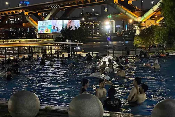 Piscinas do rio Han atraem multidões nas noites de verão