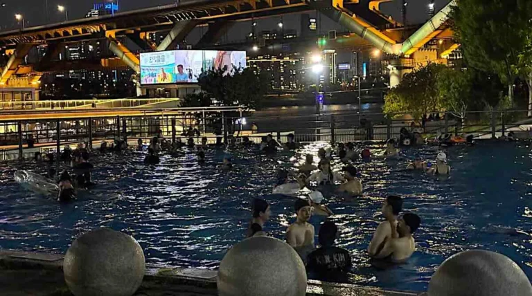 Piscinas do rio Han atraem multidões nas noites de verão