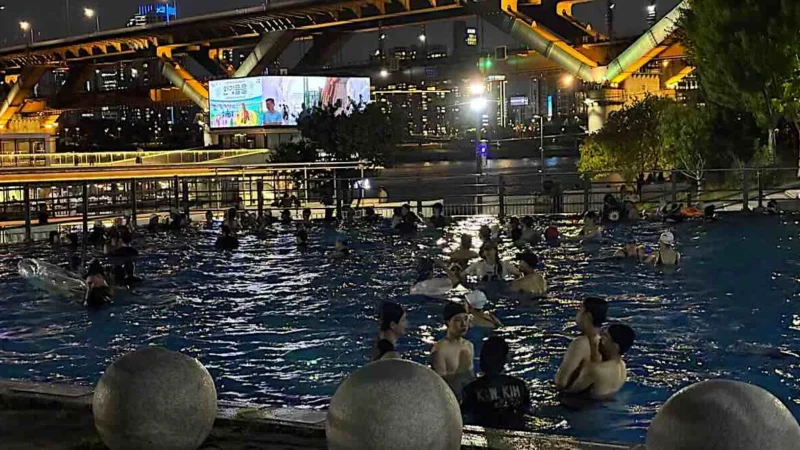 Piscinas do rio Han atraem multidões nas noites de verão