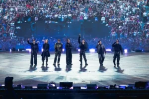 BTS faz show histórico em Paris e quebra recorde com 92 mil fãs