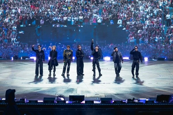 BTS faz show histórico em Paris e quebra recorde com 92 mil fãs