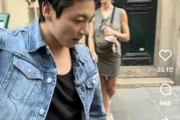 Jungkook do BTS encanta fãs ao acenar em restaurante de Paris
