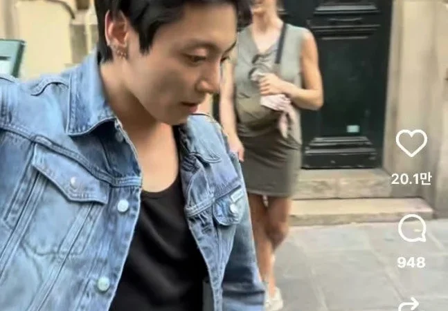 Jungkook do BTS encanta fãs ao acenar em restaurante de Paris
