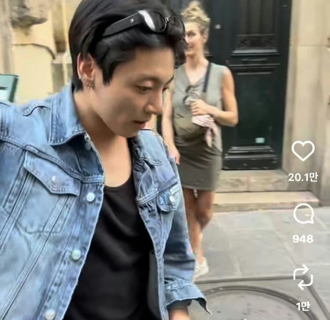 Jungkook do BTS encanta fãs ao acenar em restaurante de Paris