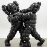 Kaws apresenta esculturas em bronze inspiradas em J-Hope do BTS
