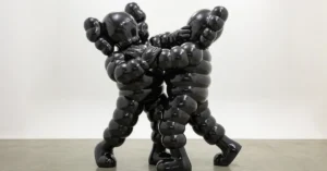 Kaws apresenta esculturas em bronze inspiradas em J-Hope do BTS
