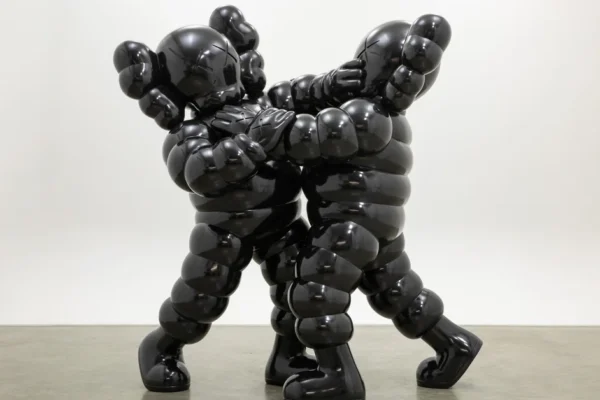 Kaws apresenta esculturas em bronze inspiradas em J-Hope do BTS