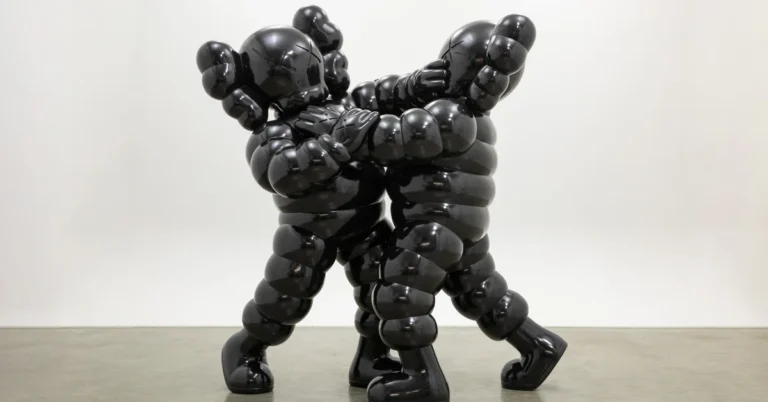 Kaws apresenta esculturas em bronze inspiradas em J-Hope do BTS