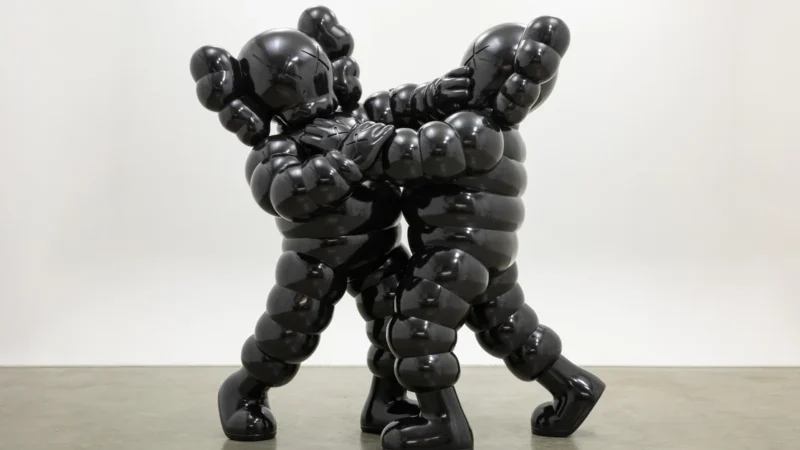 Kaws apresenta esculturas em bronze inspiradas em J-Hope do BTS