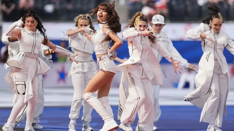 Lisa do BLACKPINK faz história com performance na Copa do Mundo e fatura 177 bilhões