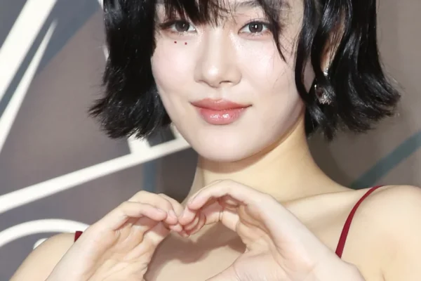 BIBI gera polêmica com performance ousada e provocativa no WATERBOMB Seoul 2026