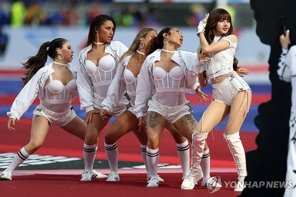 Lisa do BLACKPINK faz história na Copa do Mundo e atrai milhões de fãs