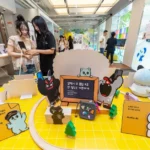 KT e IVE lançam pop-up no Hongdae com Minib e Mint Raon