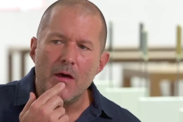 Jony Ive apresenta alto-falante da OpenAI com design exclusivo e preço elevado
